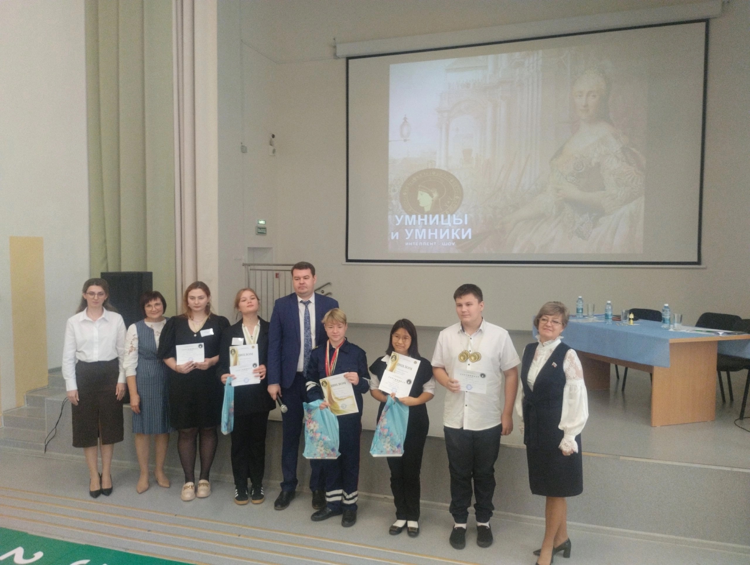 Муниципальная игра по истории «Умники и умницы».