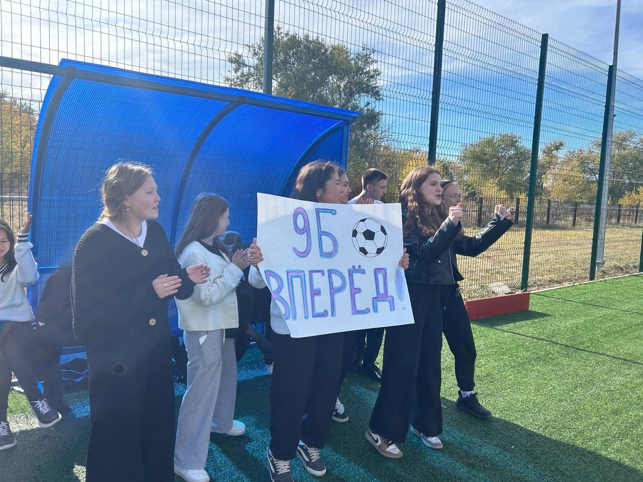 Турнир по футболу между 7, 8 и 9 классами.